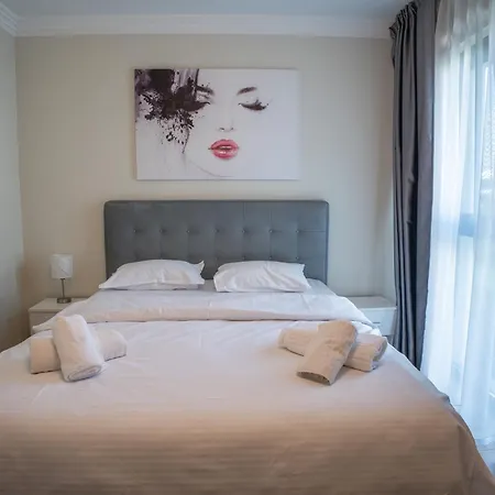 Barrique 33 - Breakfast Delivered & Minibar - Mall Area *